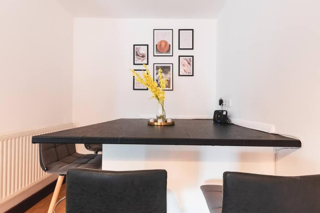 Noir - 2 Bedroom Flat - Sleeps 5 With Parking Southampton Eksteriør billede