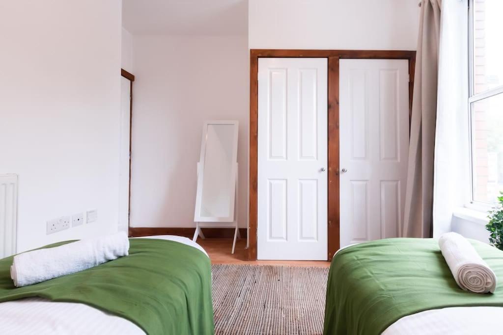 Noir - 2 Bedroom Flat - Sleeps 5 With Parking Southampton Eksteriør billede